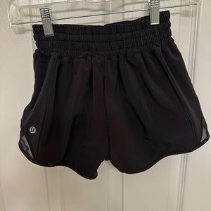 Lululemon black  2.5 inch high rise hotty hots size 2